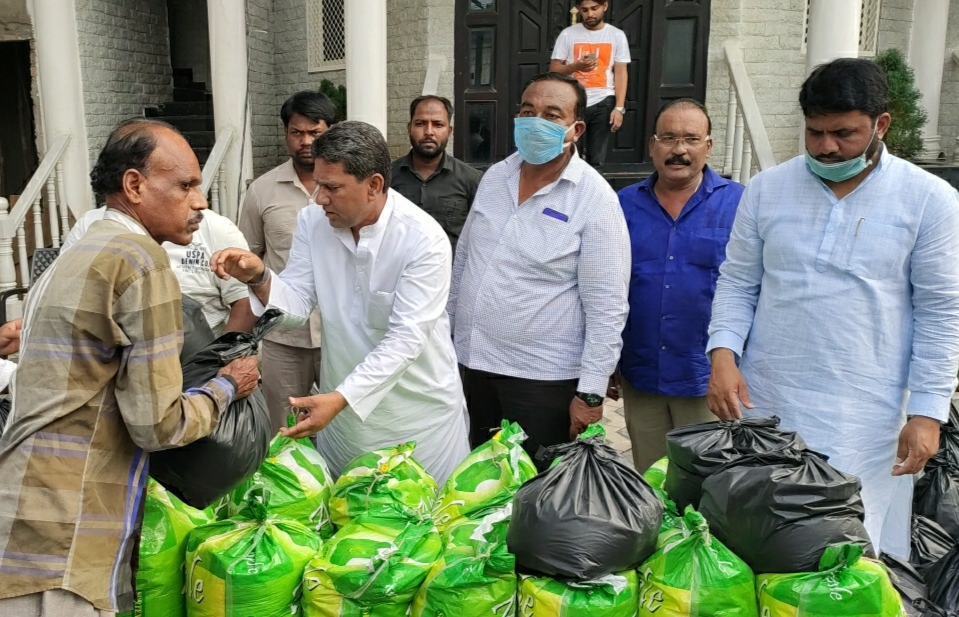 Karwan MLA Kausar Mohiuddin provides ration kits  in Mustaidpura under Karwan Division to the needy