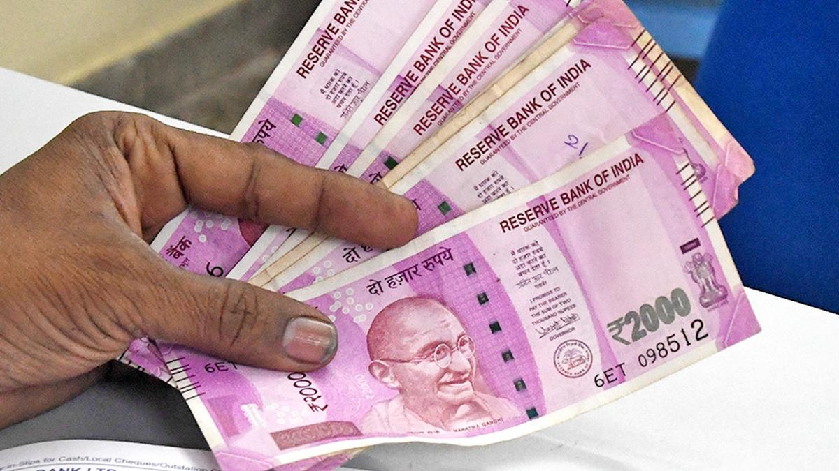 Circulation of ₹2000 notes drops to ₹6,577 crore: RBI