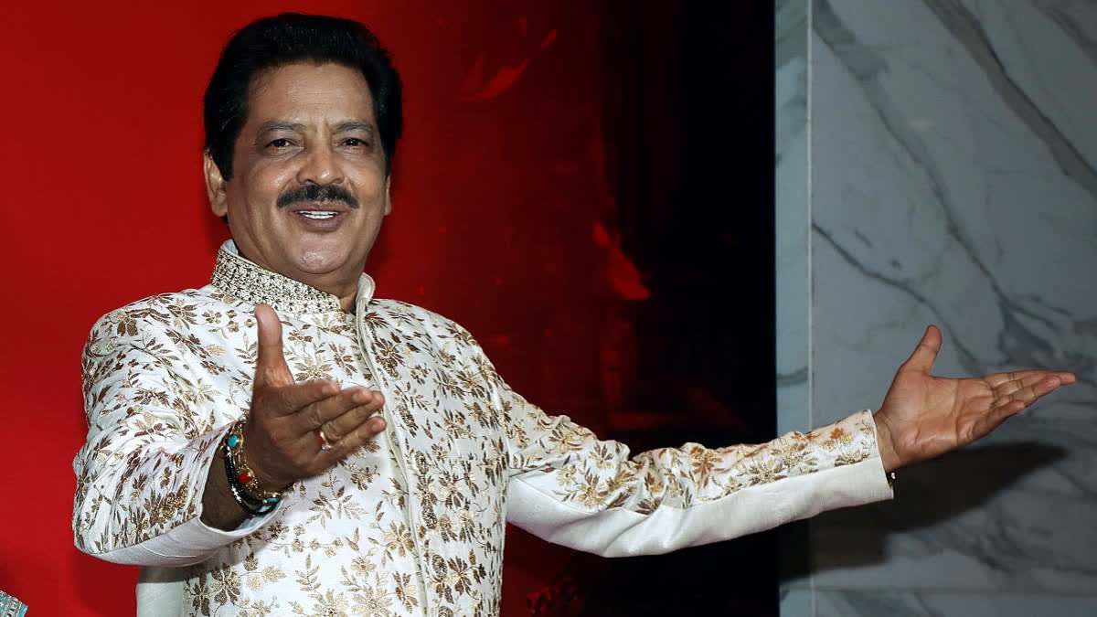 Udit Narayan kisses female fans on lips during concert