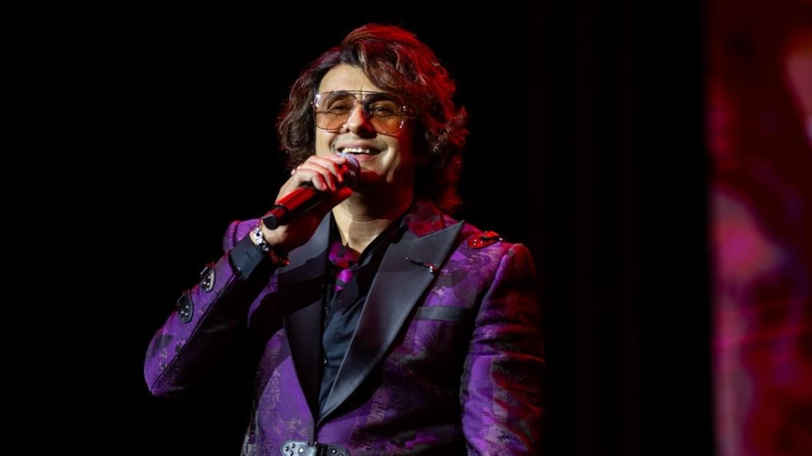 Sonu Nigam attacked with stones, bottles during Delhi University performance