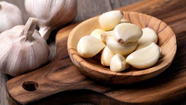 Know how consuming raw garlic is beneficial for uric acid