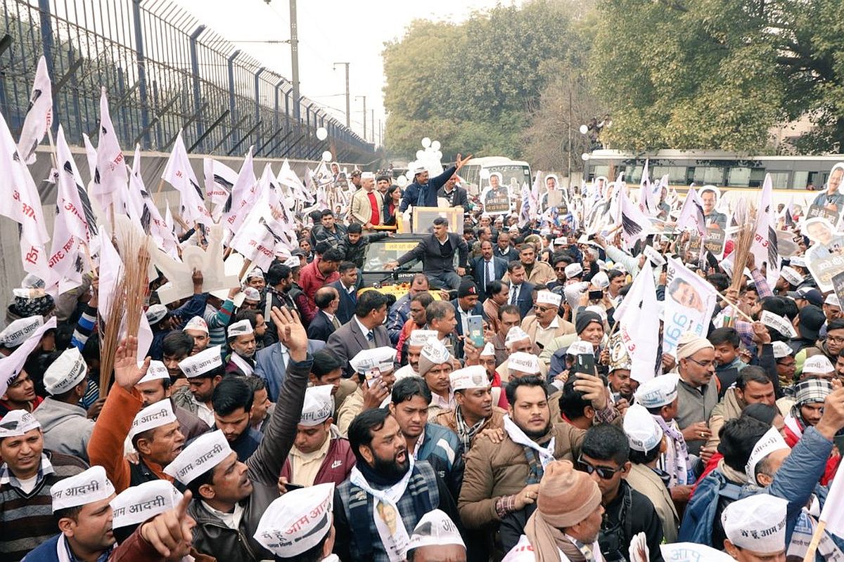 delhiassemblyelections:formerdelhichiefministerarvindkejriwalconductsroadshowsinnajafgarhuttamnagaranddwarkaconstituencies