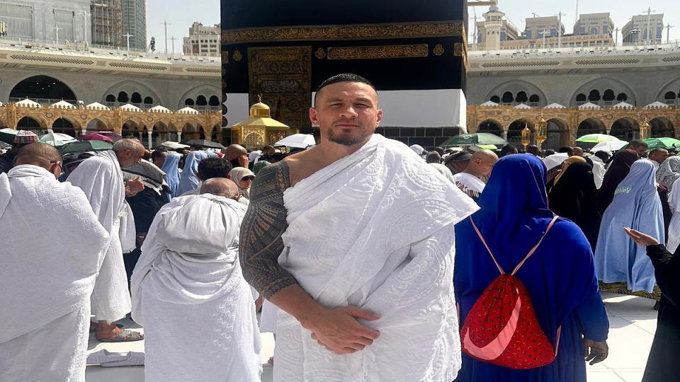 New Zealand boxer Sonny Bill Williams performs first Haj, shares pics