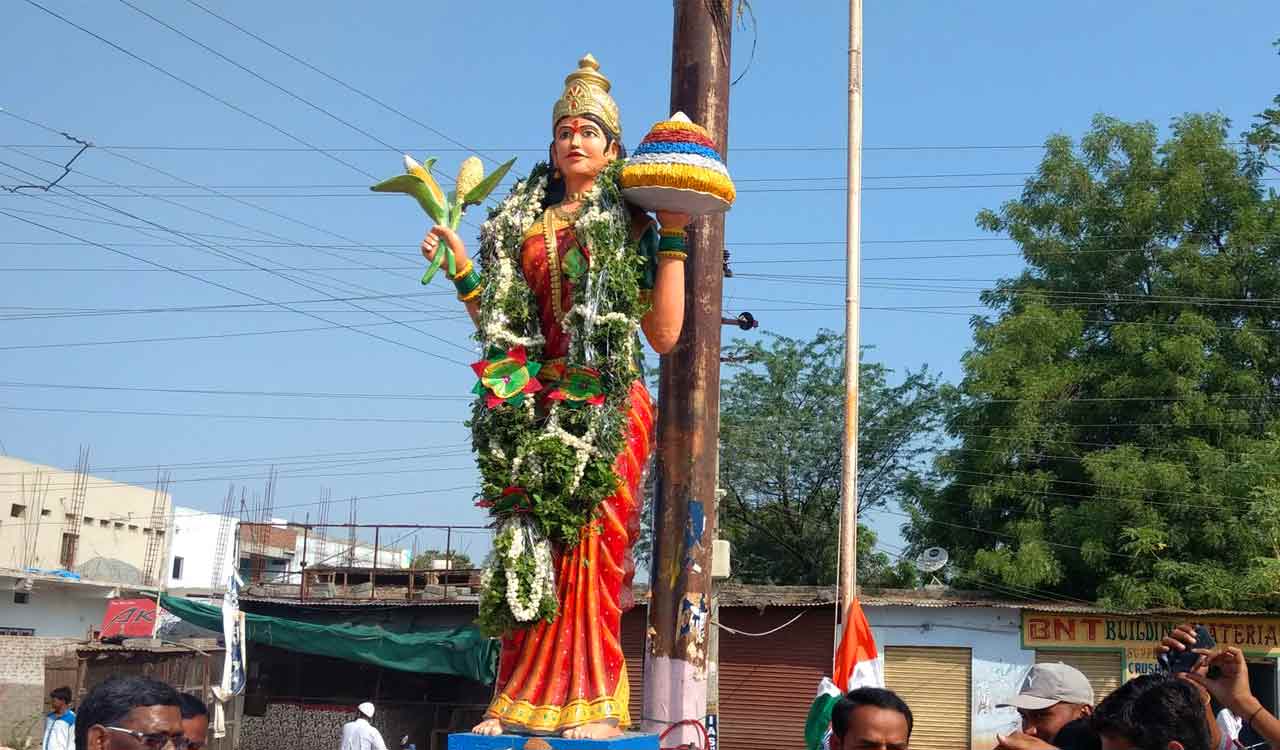 Tension prevails as officials attempt to remove Telangana Talli statue in Jangaon