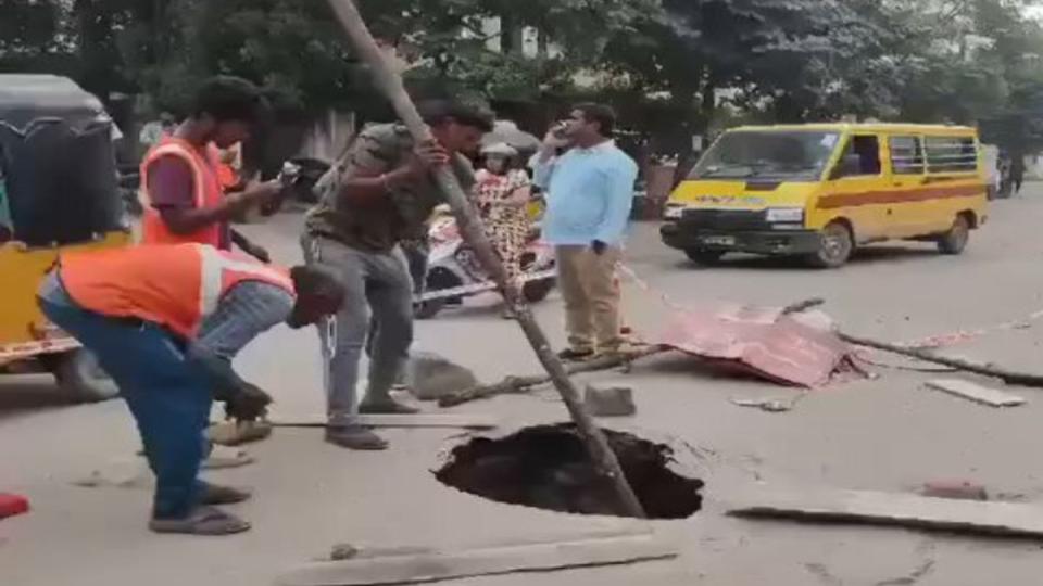 Sinkhole causes panic among commuters in Miyapur