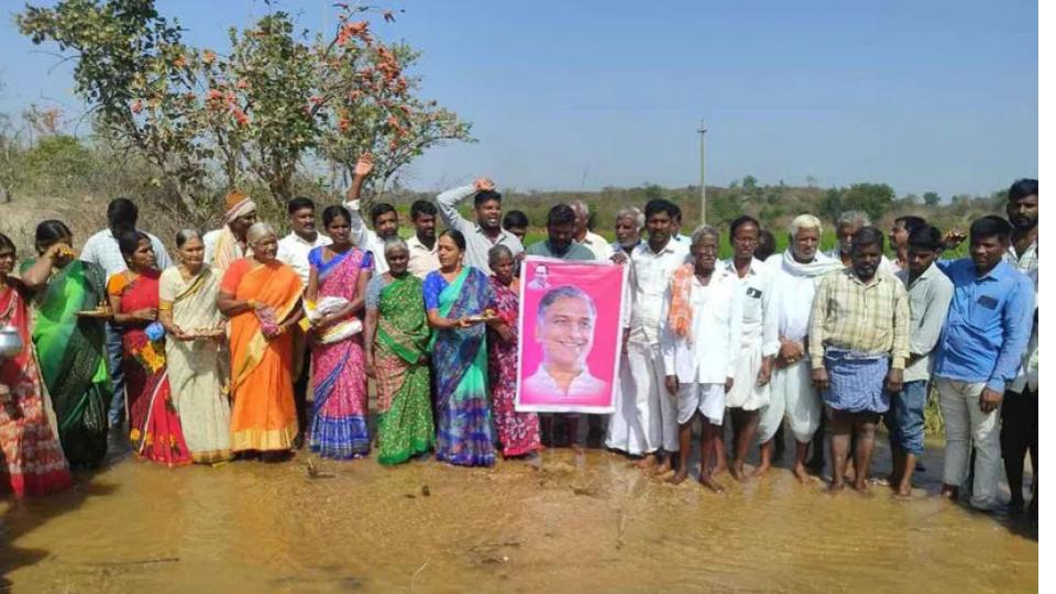 Villagers offer Ganga arathi as Godavari water flows into lake in Siddipet