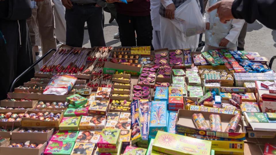 Ahead of Deepawali, GHMC chief asks firecracker vendors to get trade license