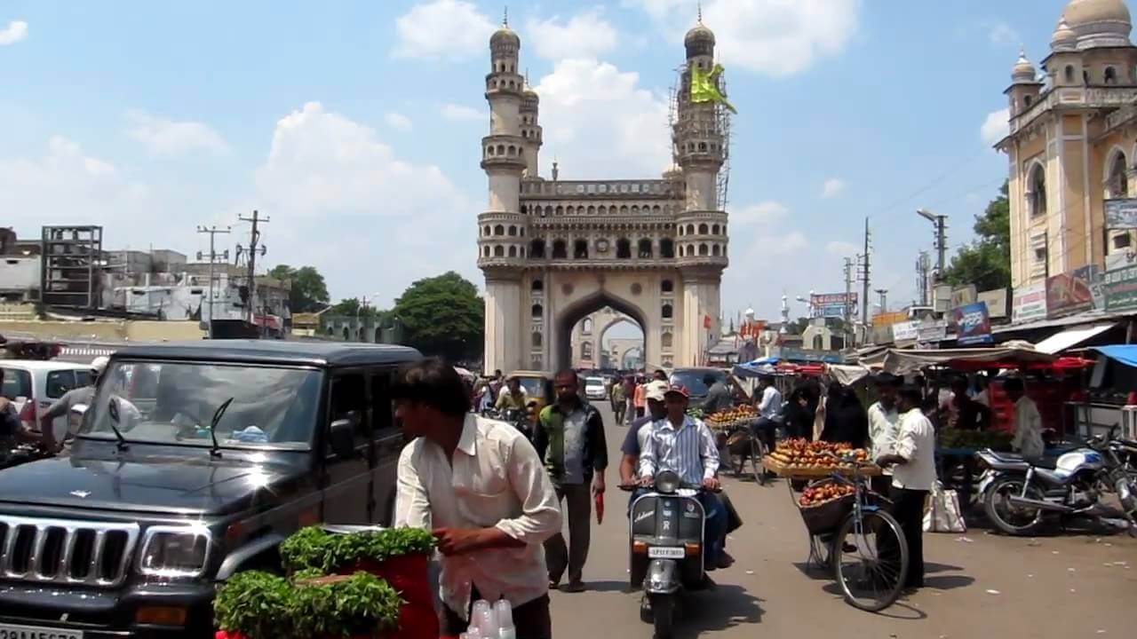 visitorsruetrafficjamsatcharminar