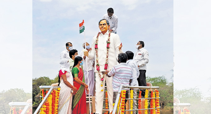 ninefeettallstatueofkcrunveiledinjangaon