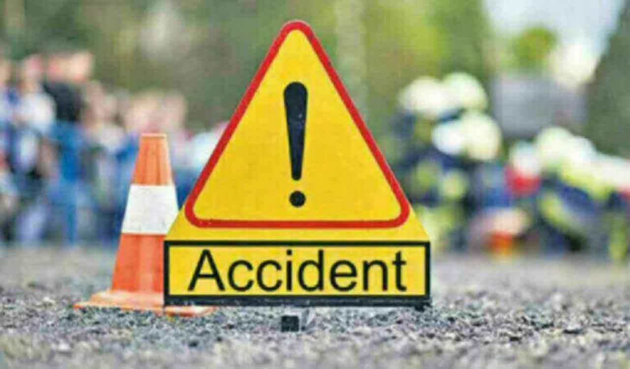 Car crashes into metro rail pillar in Jubilee Hills