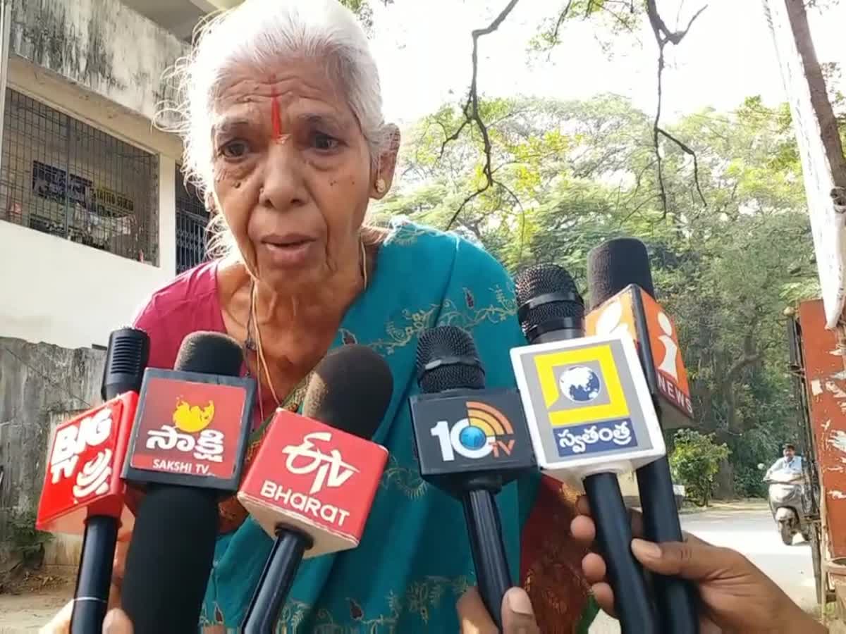 homeless82yearoldwomanfilesnominationfromjagtial