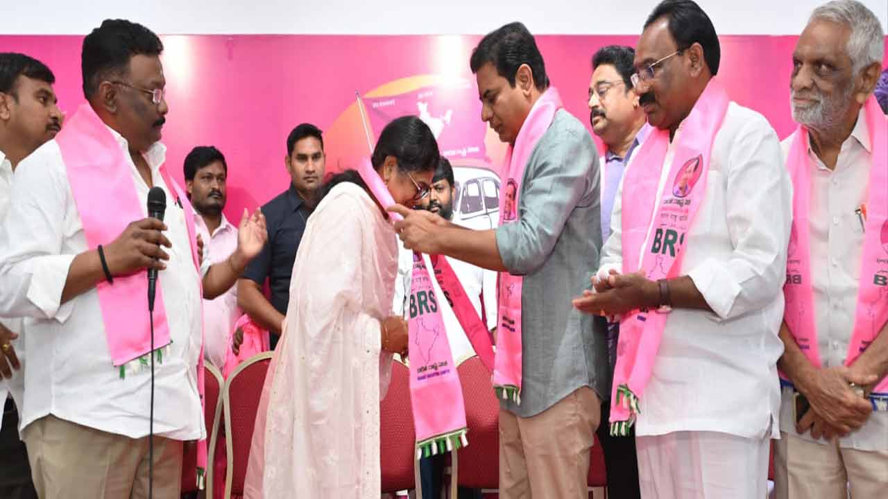 telanganacongressleaderpalwaisravanthijoinsbrs