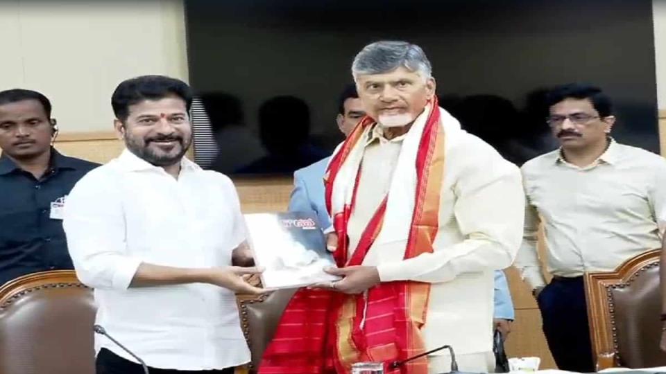 Andhra, Telangana CMs meet in Hyderabad to resolve bifurcation issues