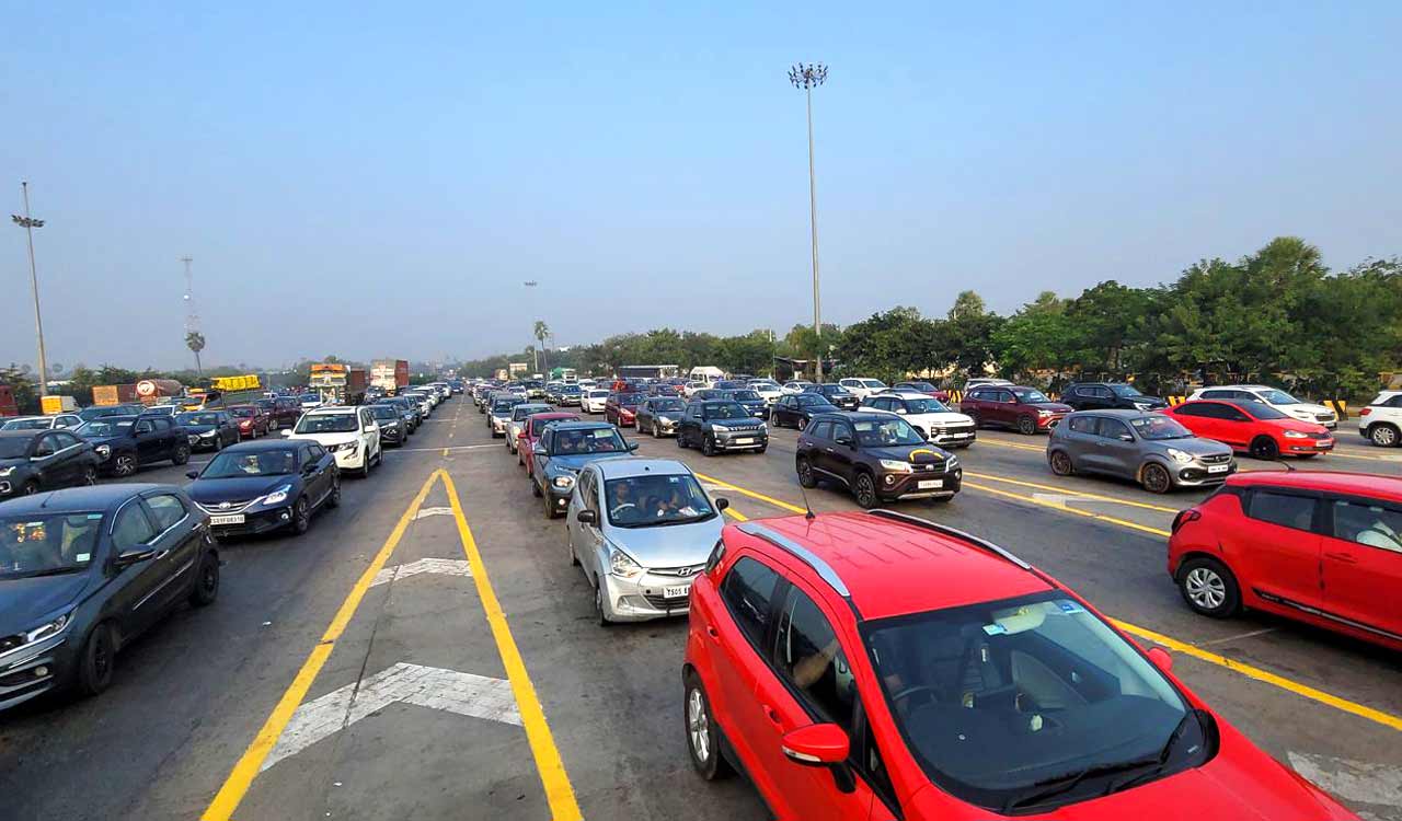 Sankranthi rush sees 900 vehicles crossing toll plaza every hour at Pantangi 