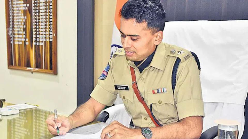 Akhil Mahajan assumes charges as Adilabad SP