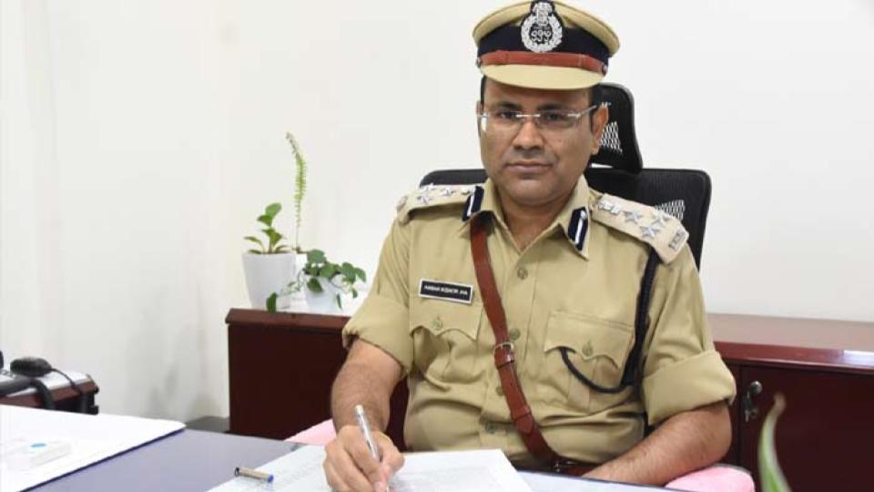 Policemen should work towards earning common man’s trust, says Warangal CP