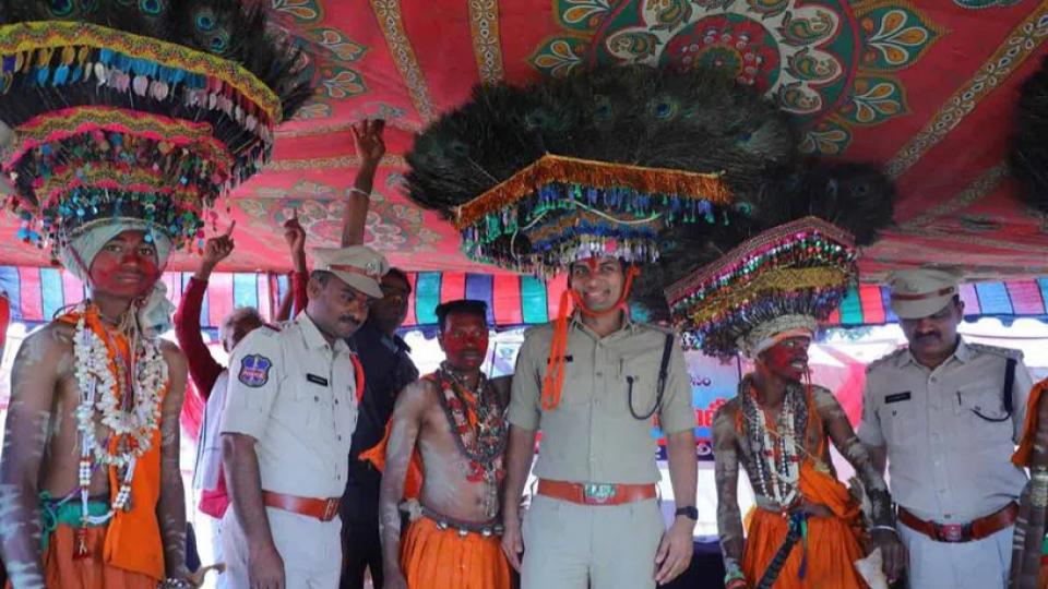 policedistributeblanketstokolamsinadilabad