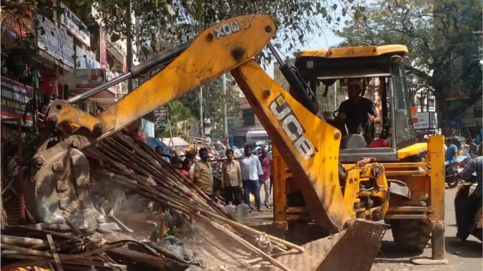 GHMC demolishes encroachments in Nallakunta vegetable market