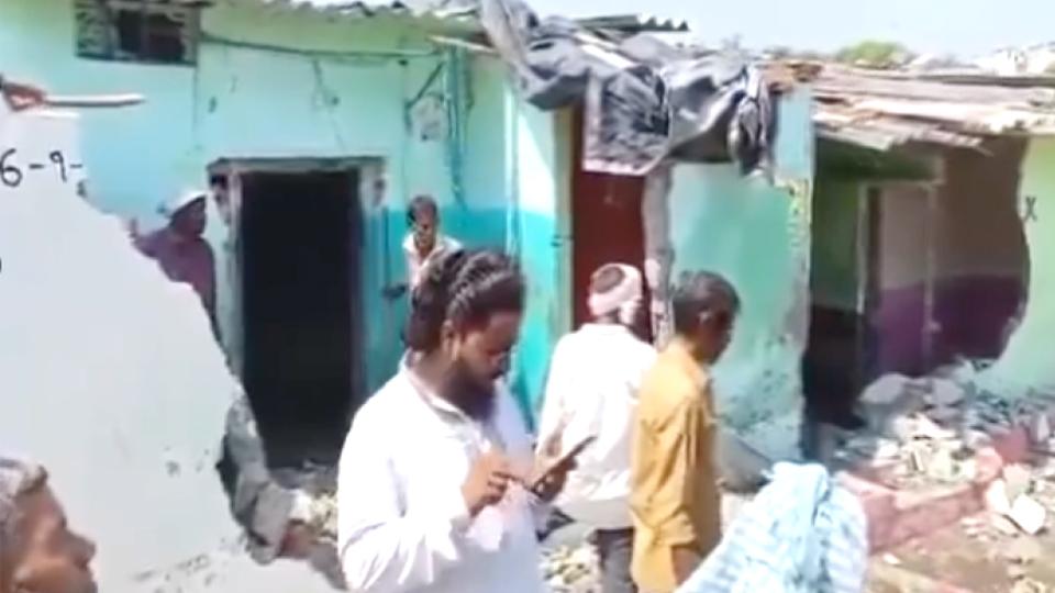 Locals demolish homes with hammers amid Musi evicitions