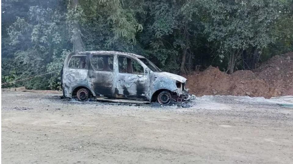 Maoists set car on fire on Telangana-AP border