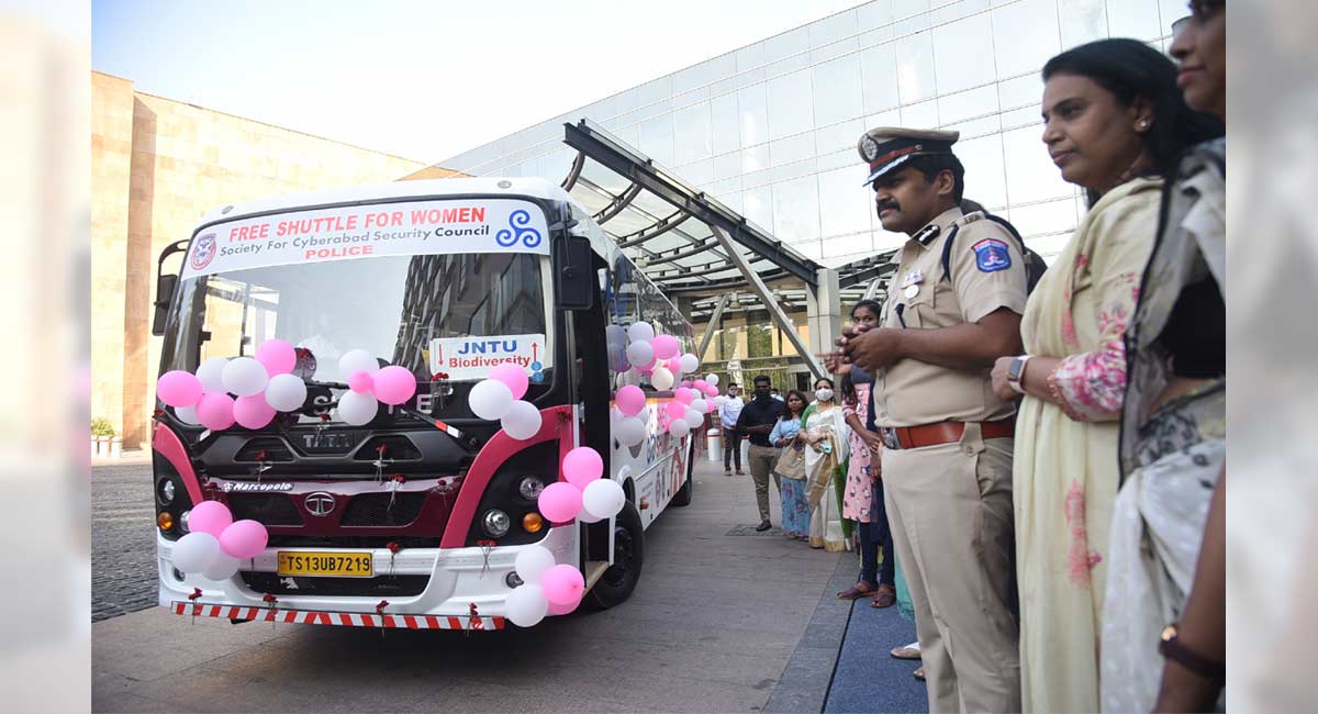 cyberabadpoliceintroducessheshuttlebusbetweenjntuandbiodiversitypark