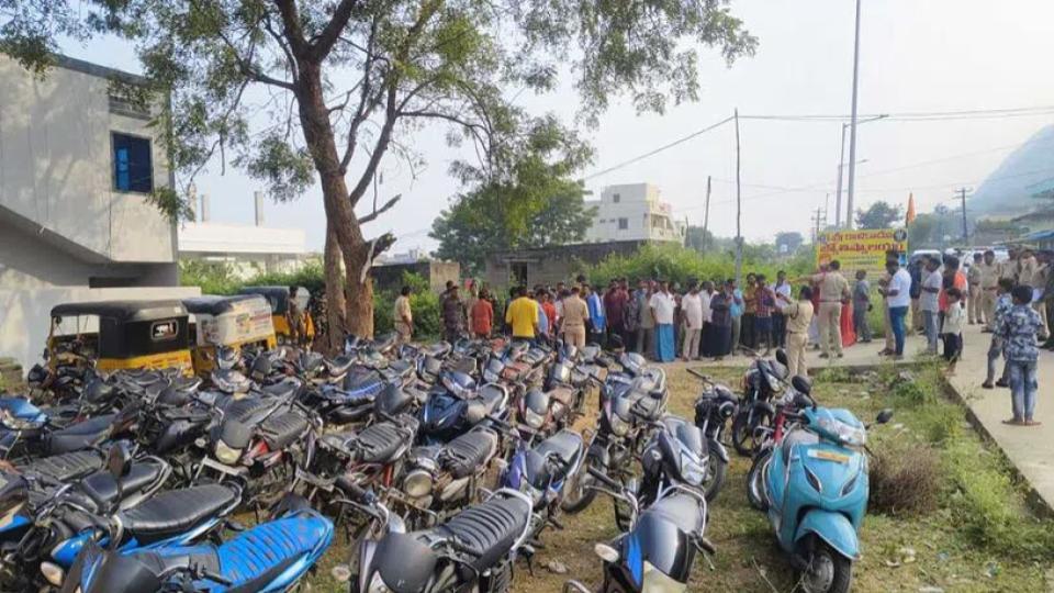 2 auto rickshaws, 54 bikes without documents seized in Paloncha