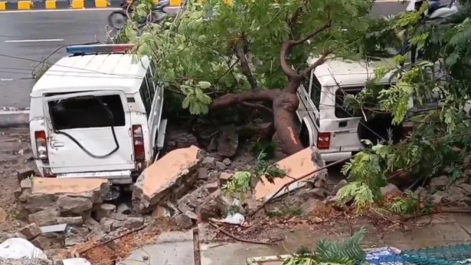 boundarywalloflbstadiumcollapsesduetoheavyrainsinhyderabad