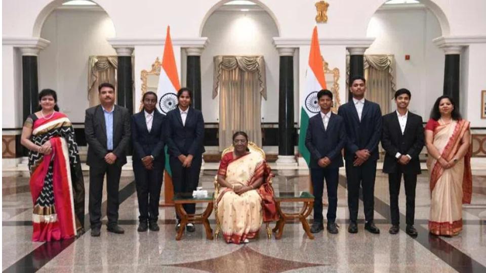 Hyderabad students interact with President Droupadi Murmu