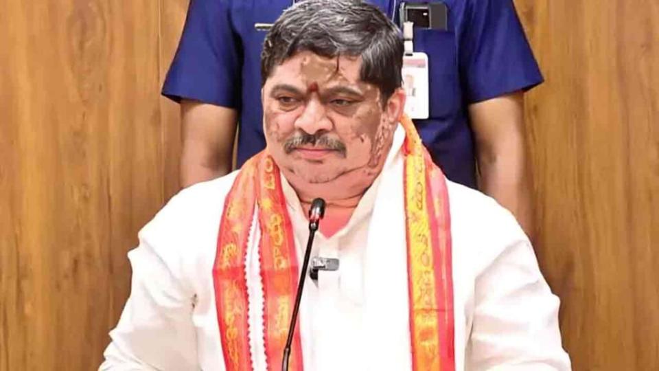 Ponnam Prabhakar dares BRS for debate on 10-year rule