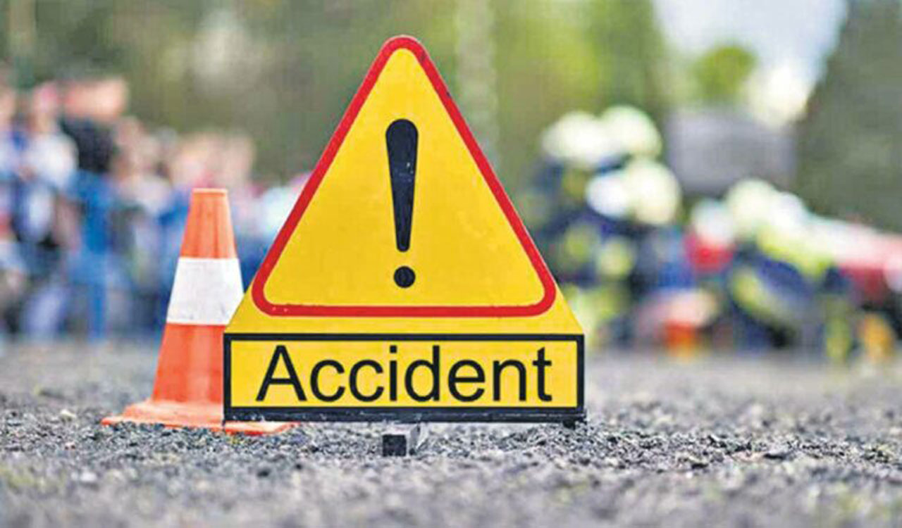One killed, 20 injured as bus rams lorry on NH-44 in Kamareddy