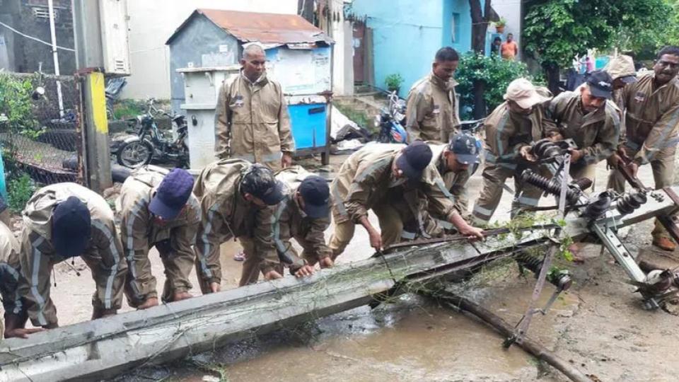 Police comes to the rescue of flood affected families in Khammam