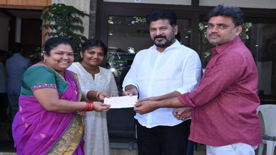 Kumari aunty donates Rs.50,000 to CMRF