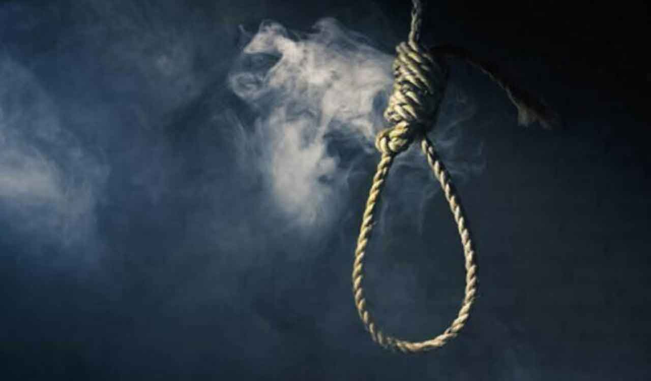 17-year-old hangs himself to death in Chandanagar