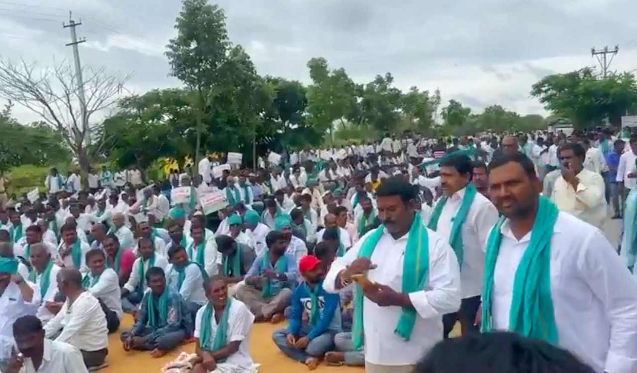 Farmers stage protest against denial of loan waiver