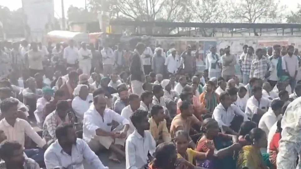 Telangana turmeric farmers take out rally in Metpally town for MSP