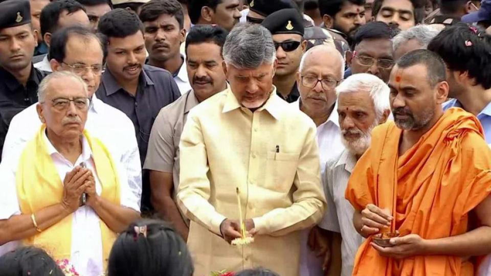 Last rites of Ramoji Rao held in Hyderabad, Chandrababu Naidu attends funeral