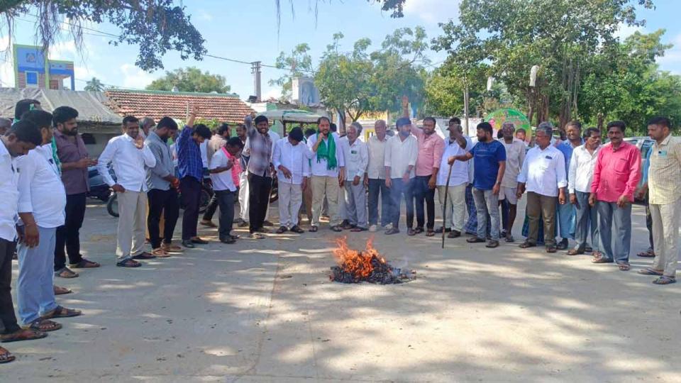 Farmers set Tummala’s effigy on fire in Siddipet