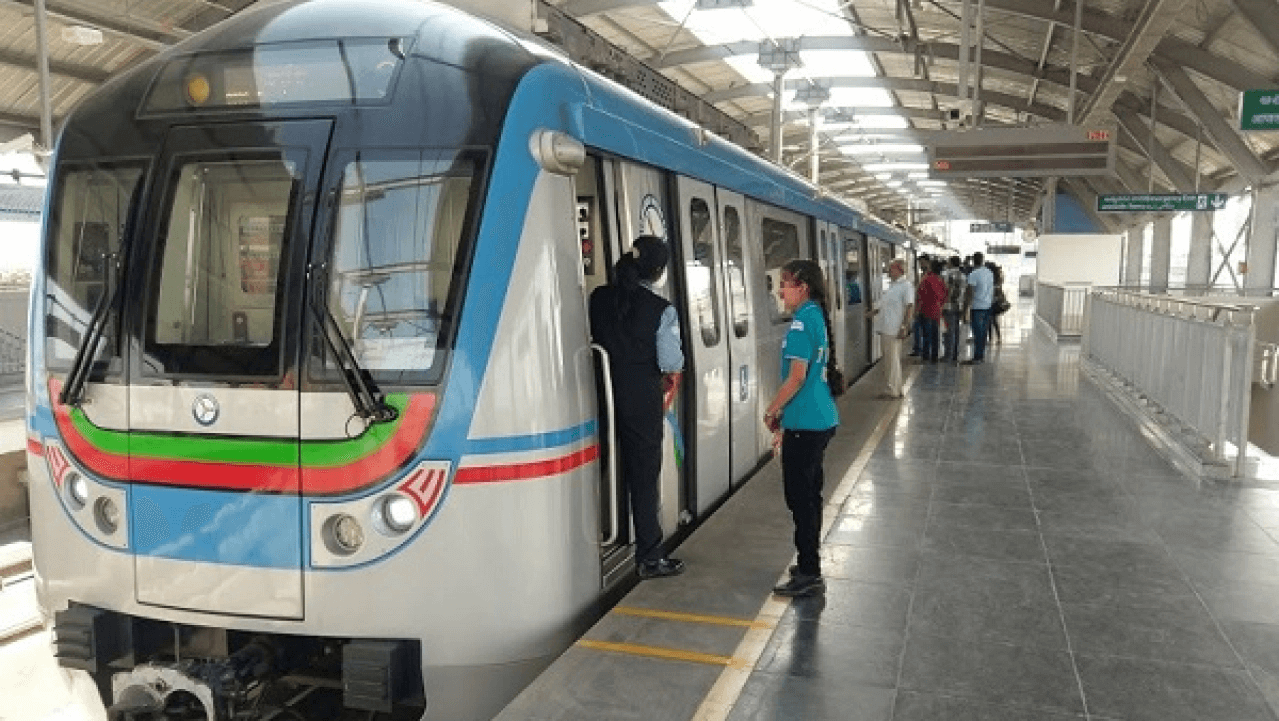 technicalglitchcausesmajorinconveniencetohyderabadmetrocommuters