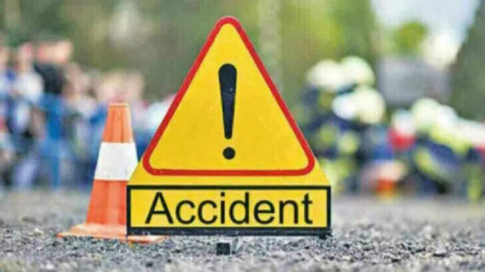 Thirteen injured in road accident at Hanamkonda