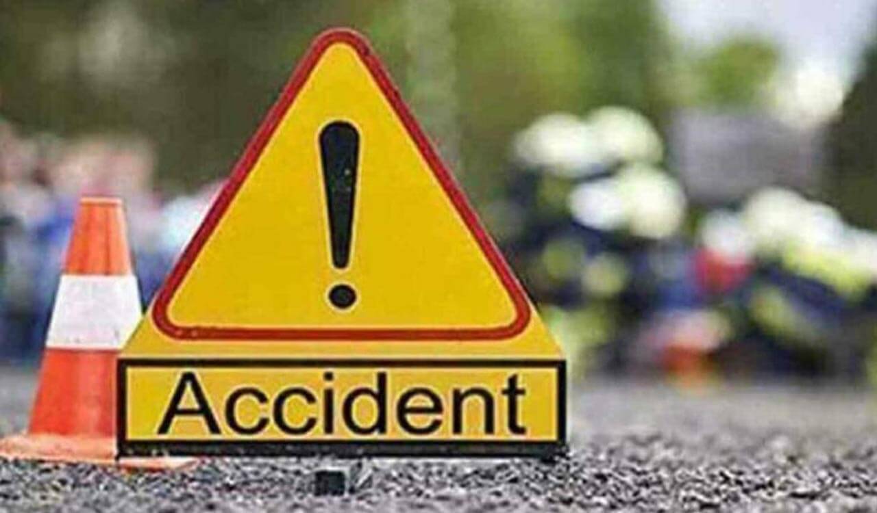 4 dead, 4 injured as lorry overturns iron bars onto autorickshaws in Warangal