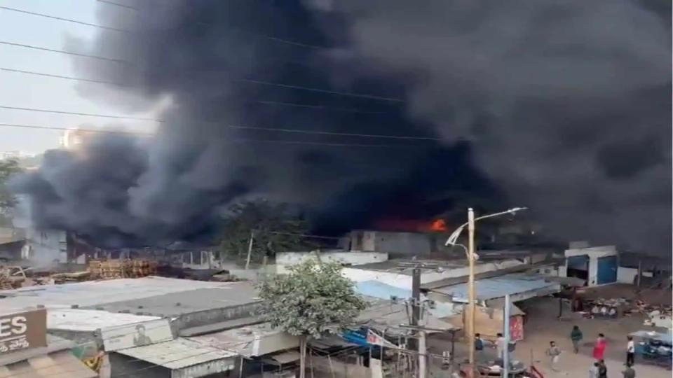 Massive fire breaks out in Aramghar