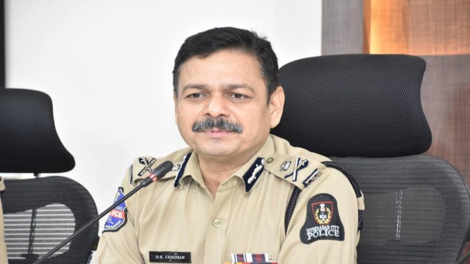 telanganasenioripsofficerselectedforindianpolicemedal