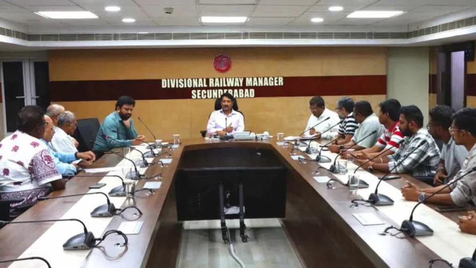 SCR holds meeting with passenger associations of twin cities