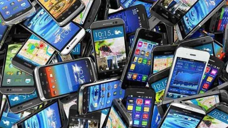 Cyberabad police hands over 345 lost mobiles to owners