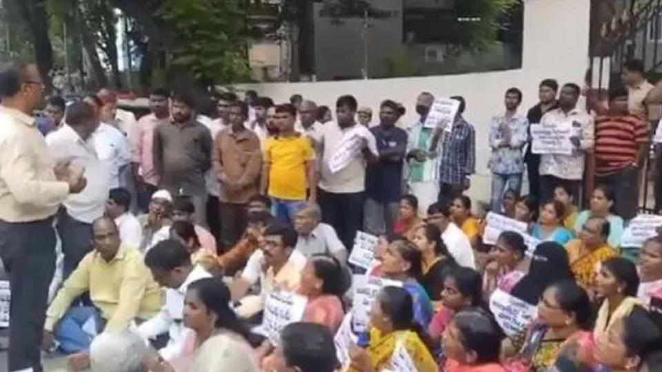 Musi oustees protest at Hyderabad Collector office