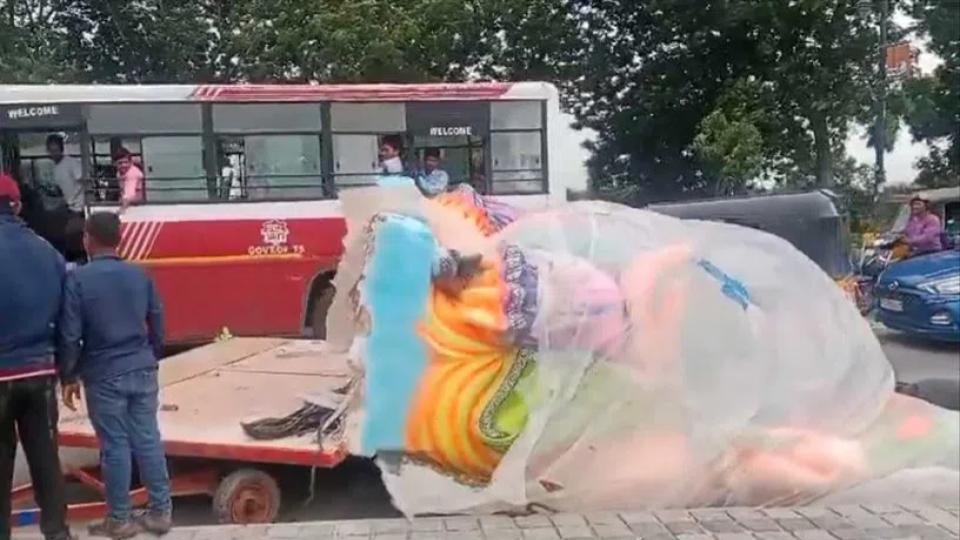 Video of Traffic halts as Ganesh idol falls off on road at Tank Bund