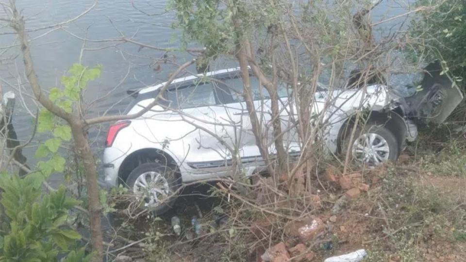 Car crashes into Jalalpur lake in Yadadri-Bhongir, passengers survive