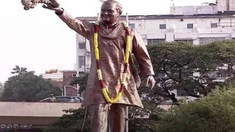 CM Revanth Reddy unveils Rajiv Gandhi statue at Telangana secretariat