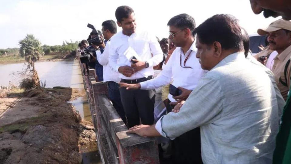 Central team inspects flood affected areas in Khammam