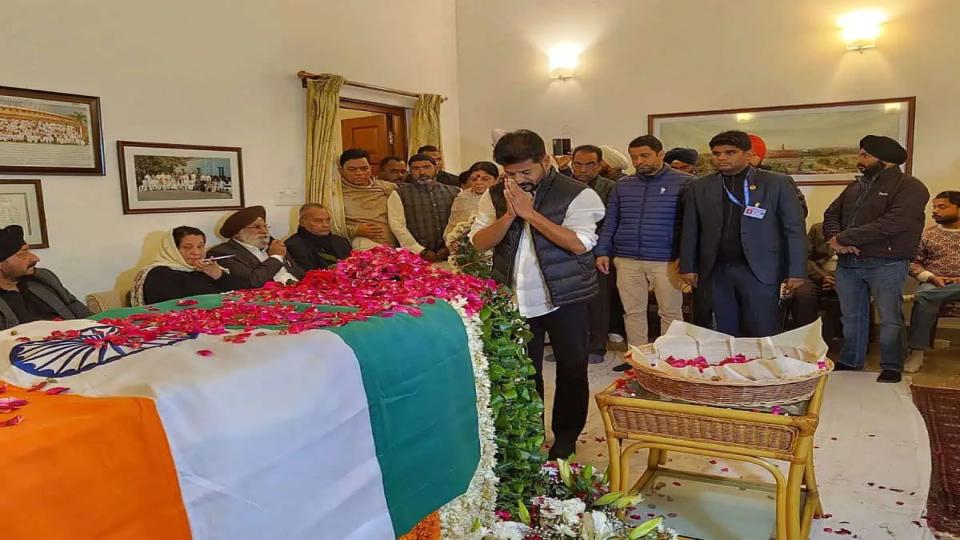 Telangana CM pays homage to former PM Manmohan Singh